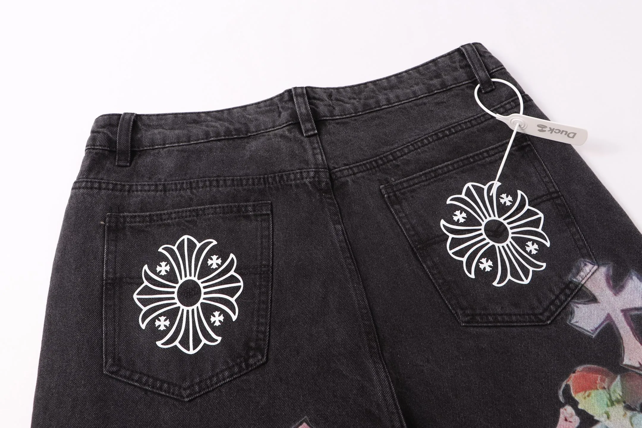P290 Style number: H73 Crow Heart & 𝐂𝐡𝐫𝐨𝐦𝐞 𝐇𝐞𝐚𝐫𝐭 ss25 black elf print jeans. Styles with different washed textures are very friendly to people with thin legs. The slightly flared version perfectly modifies the leg shape. The timeless and moderate length makes it easy to match and match. It is the basis for various styles and is a must-have in your wardrobe! The fabric is stiff but also makes the upper body soft without losing texture. The washing process is even more perfect. It is a must-have item for everyone! ! ! Washed wheat, hang tag, pants label, three labels complete Color: black Size: 30-32-34-36